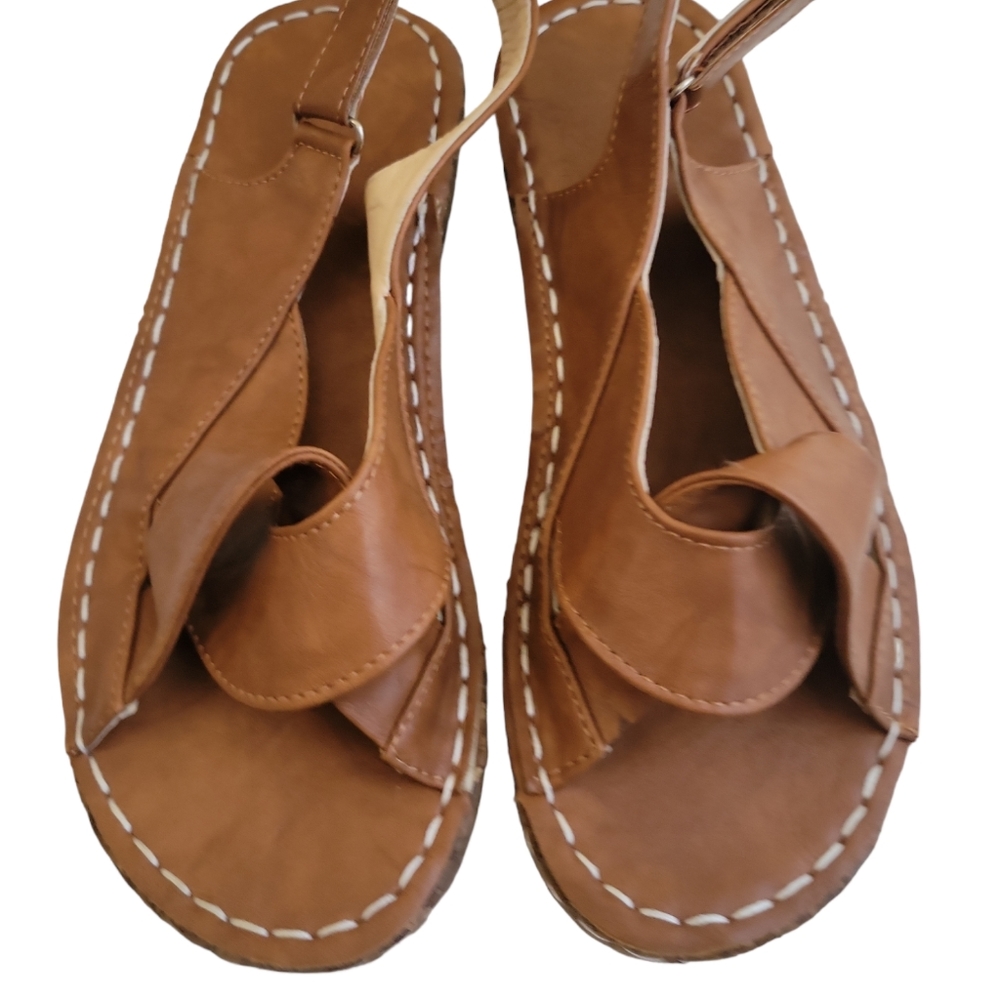 FAUX LEATHER SUMMER SANDALS IN TAN COLOR. SIZE 8 NWT